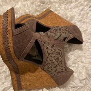 Size 10, Gray lace front wedge